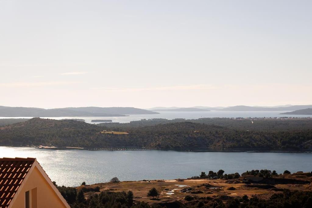 Summer Breeze Apartment - Quiet Place With A Spectacular View And A Garden シベニク エクステリア 写真